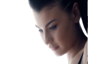 Красотки трахаются перед окном